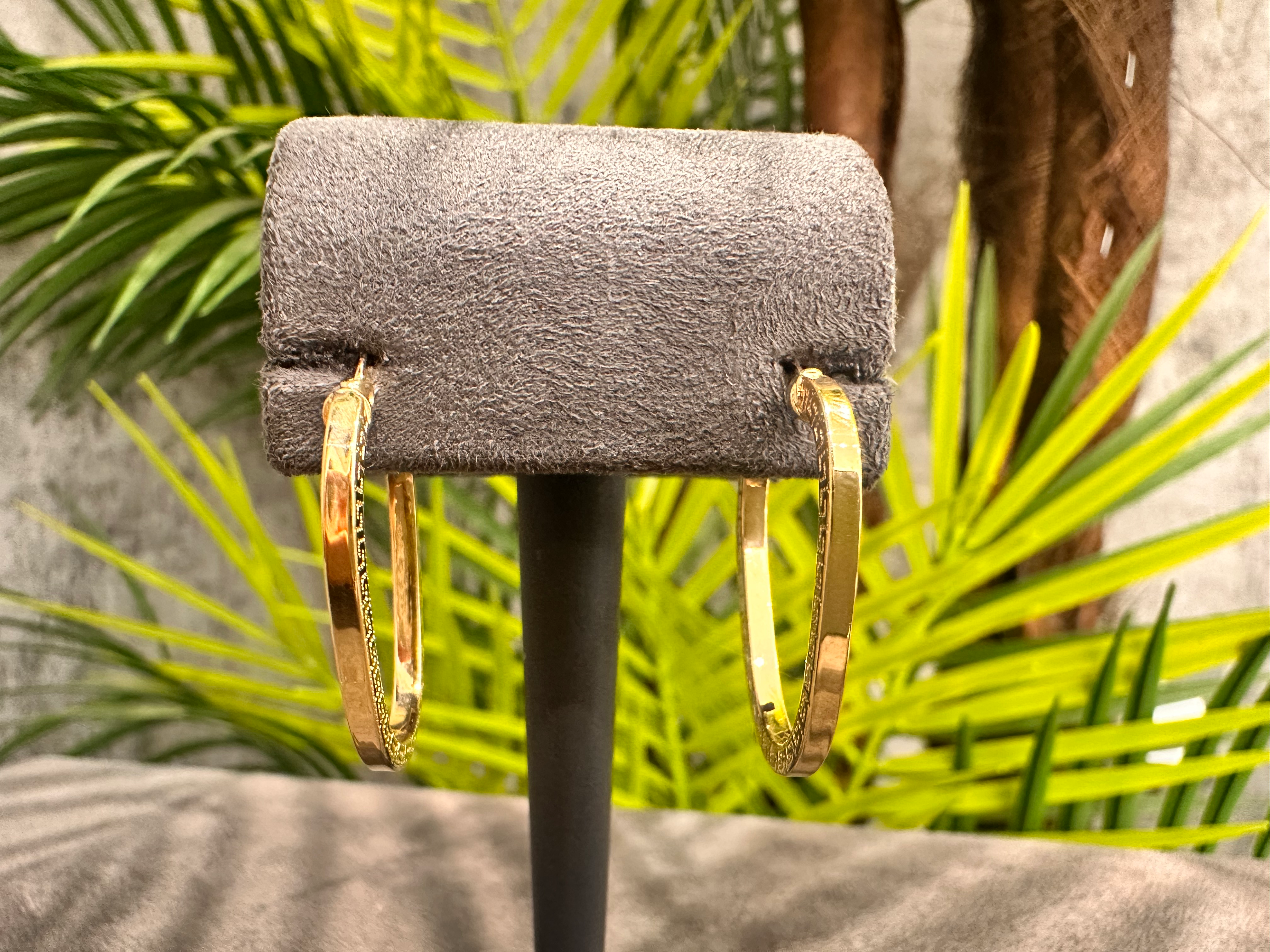 Üçgen Formlu Klasik Halka Küpe – Görünür Kilit