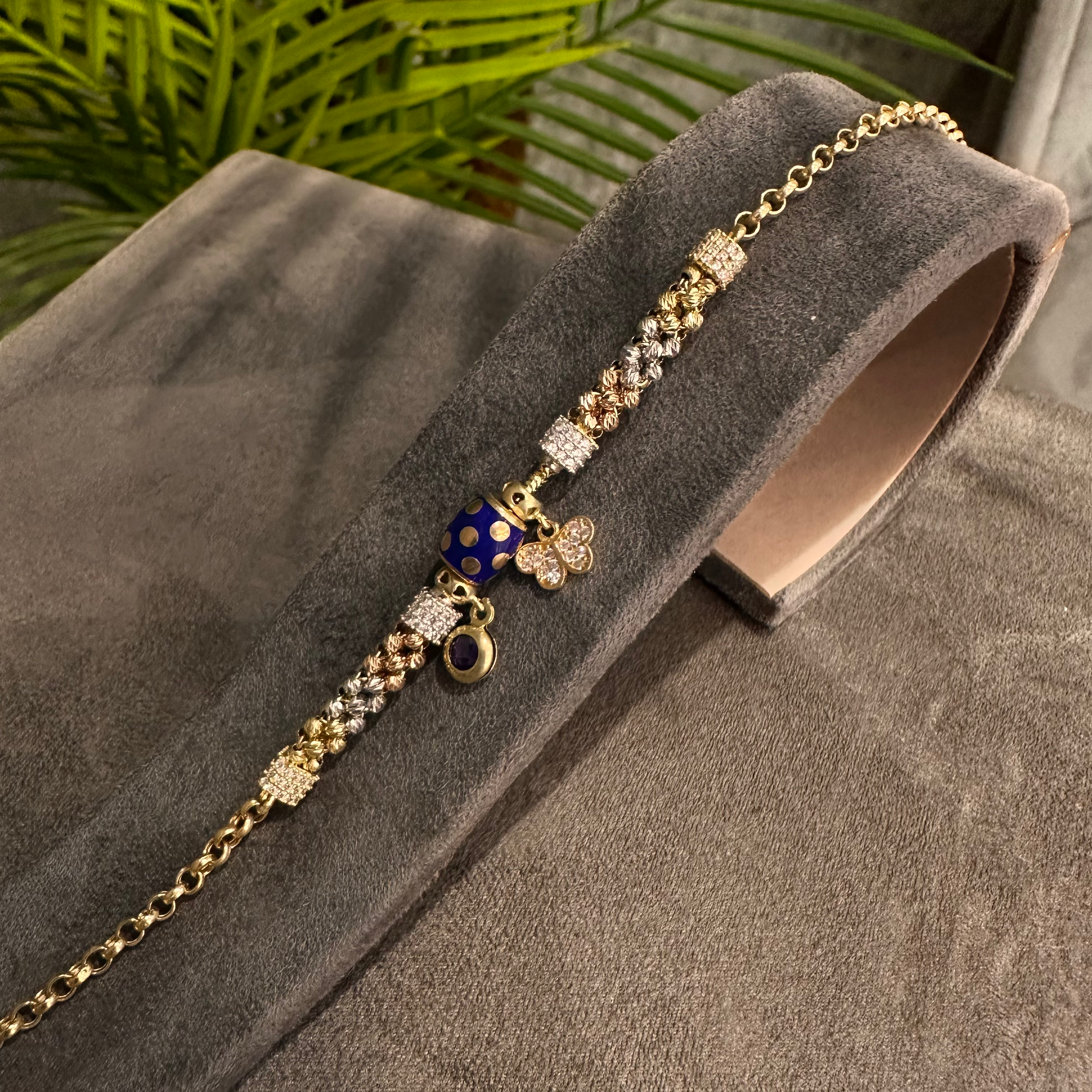 Felicita – Uğur Böceği ve Yonca Charmlı Üç Renk Altın Bileklik