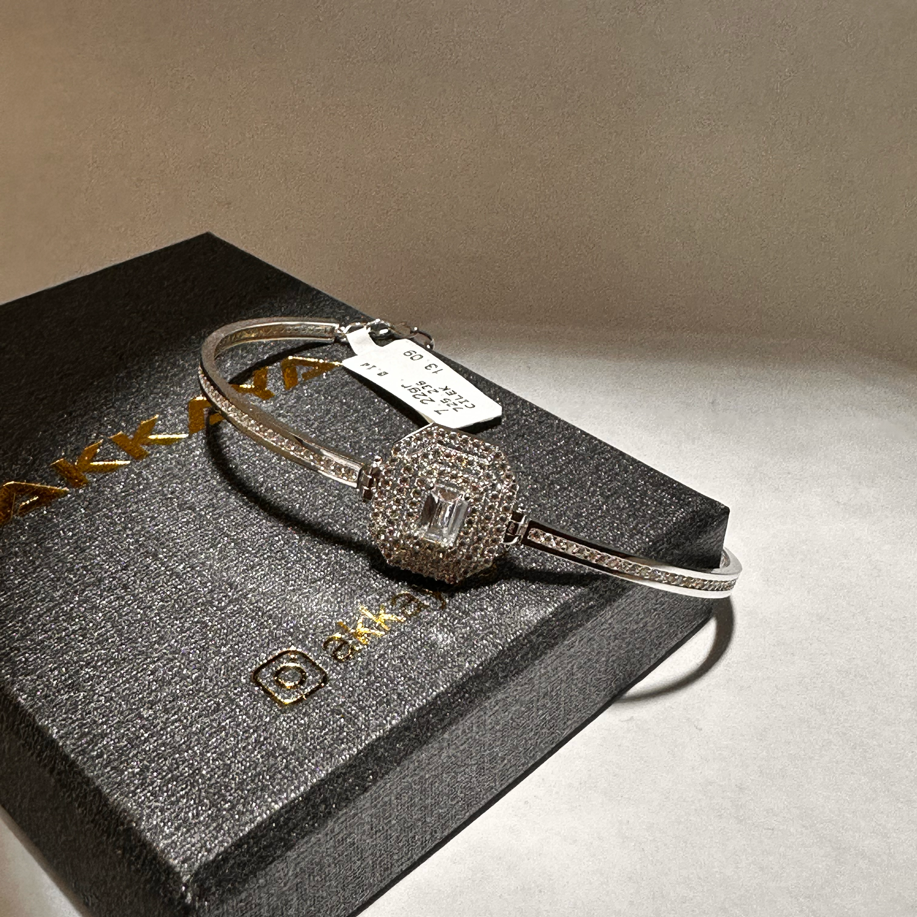 Lina – Beyaz Altın Baget Taşlı Kelepçe Bilezik