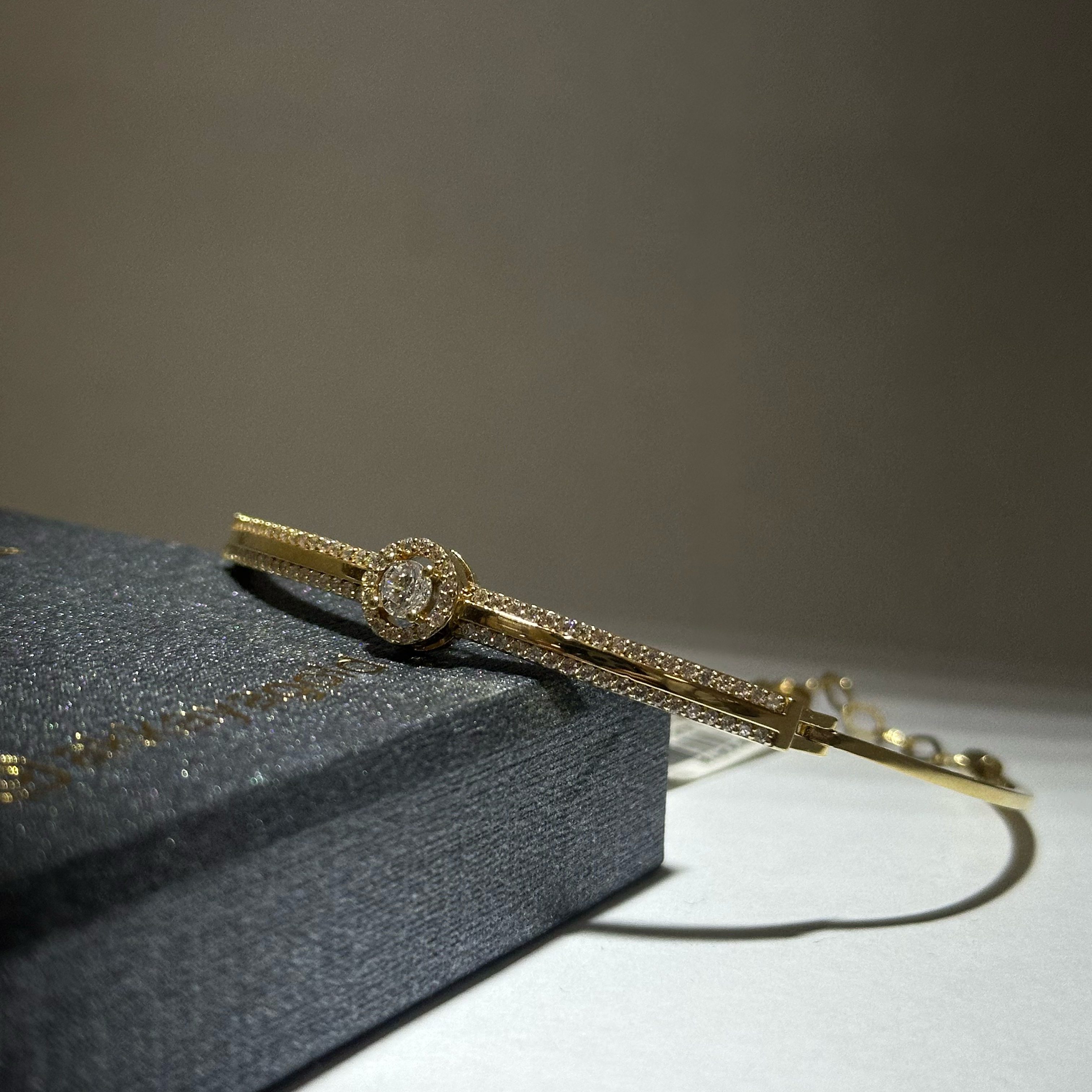 Lina Luna – 14 Ayar Yuvarlak Taş Detaylı İnce Altın Bilezik