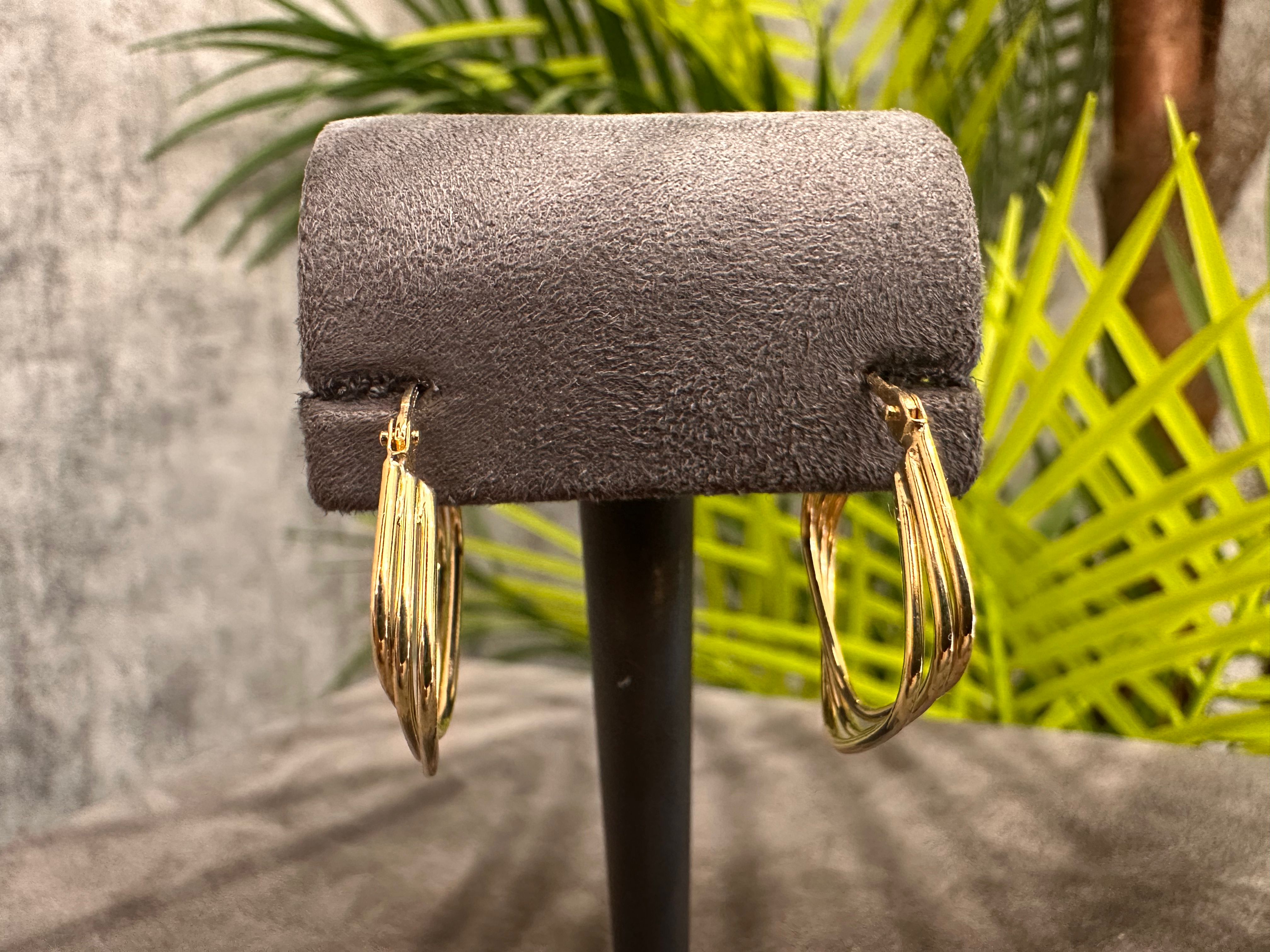 Aria Libera – 14 Ayar Çok Katmanlı Açık Formlu Altın Halka Küpe (Görünür Kilit)