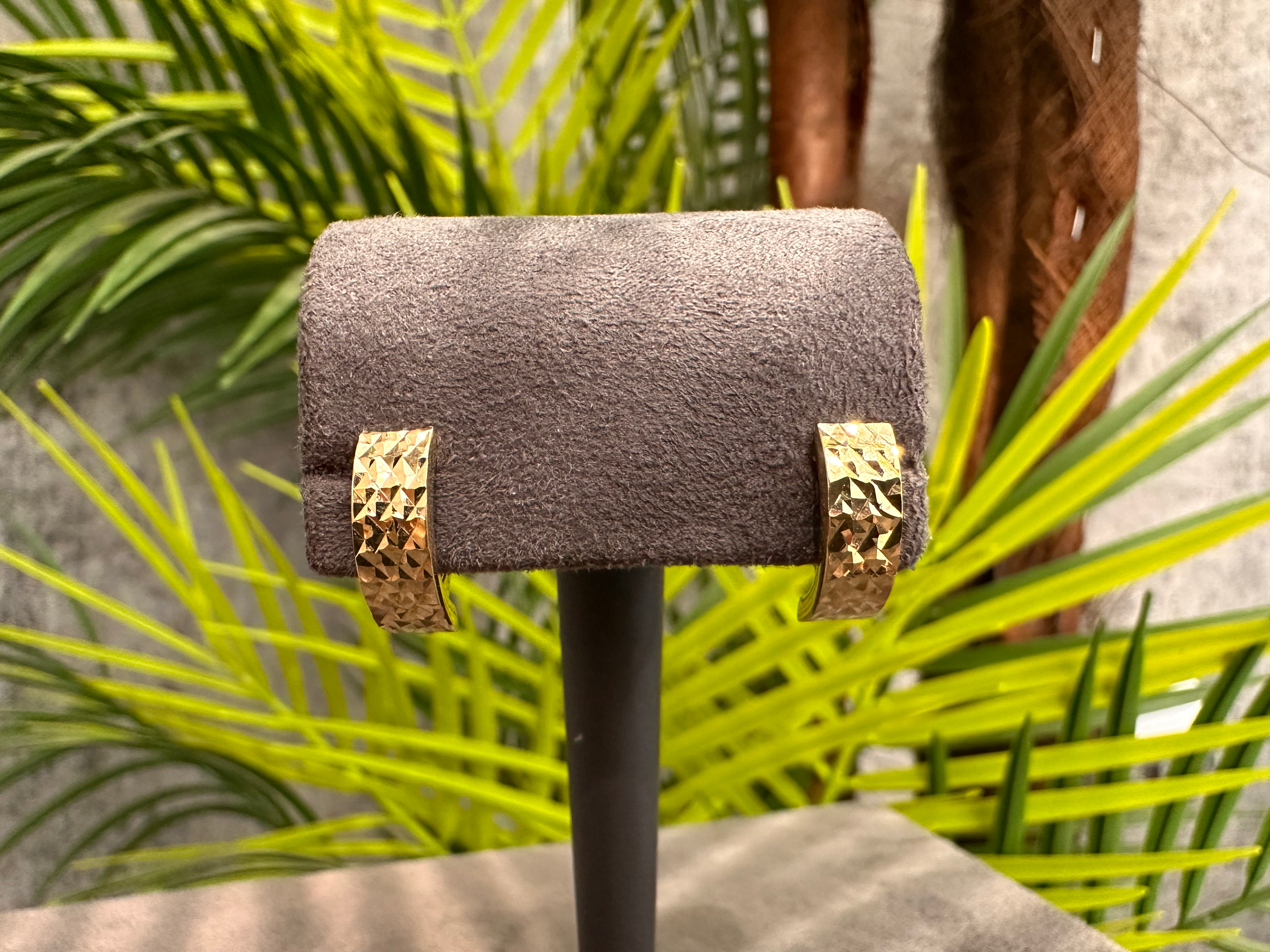 Luce Prisma – 14 Ayar Altın Geometrik Yüzeyli Küpe