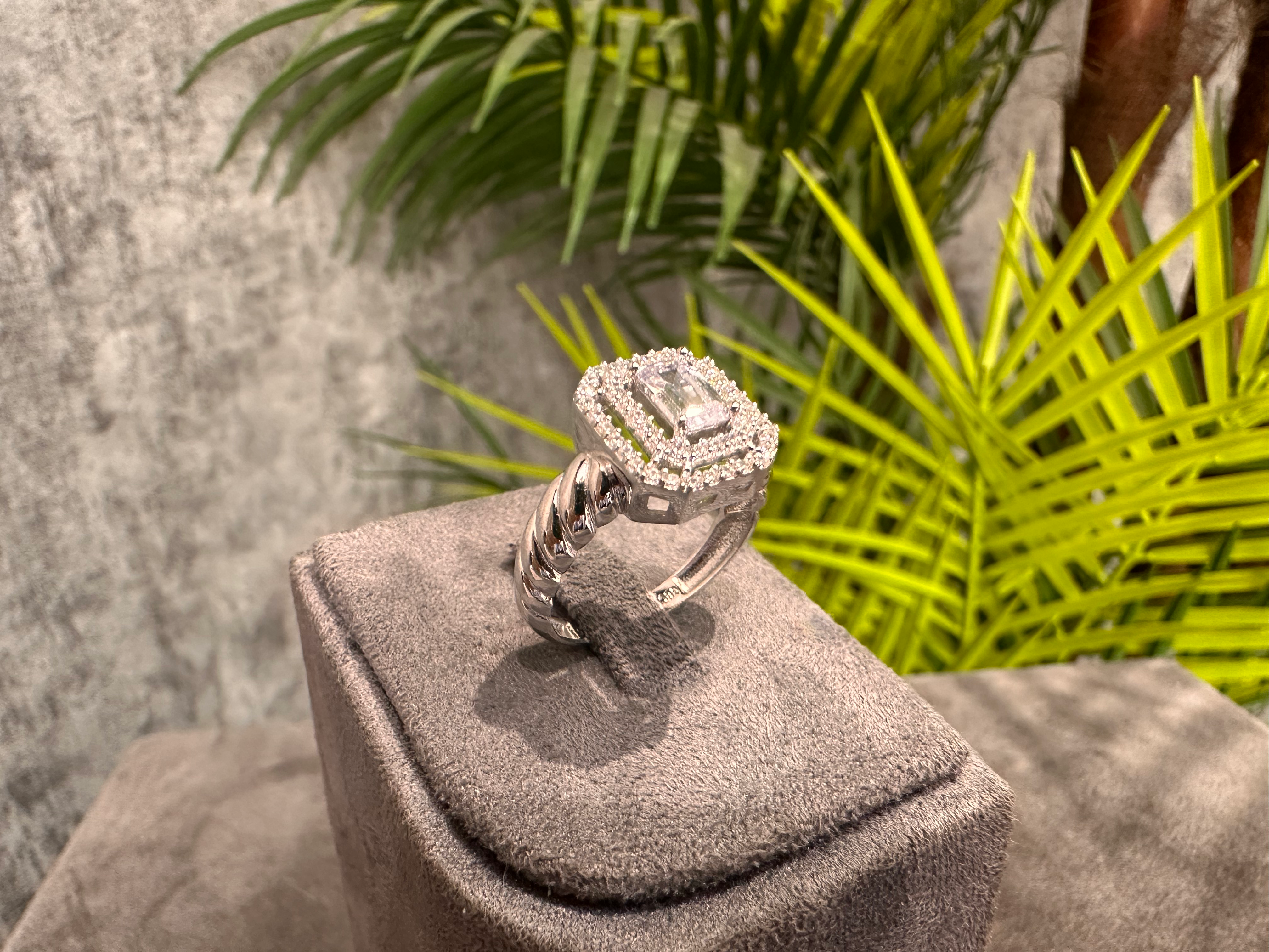 Aurora – 14 Ayar Beyaz Altın Burgu Gövdeli Taşlı Yüzük