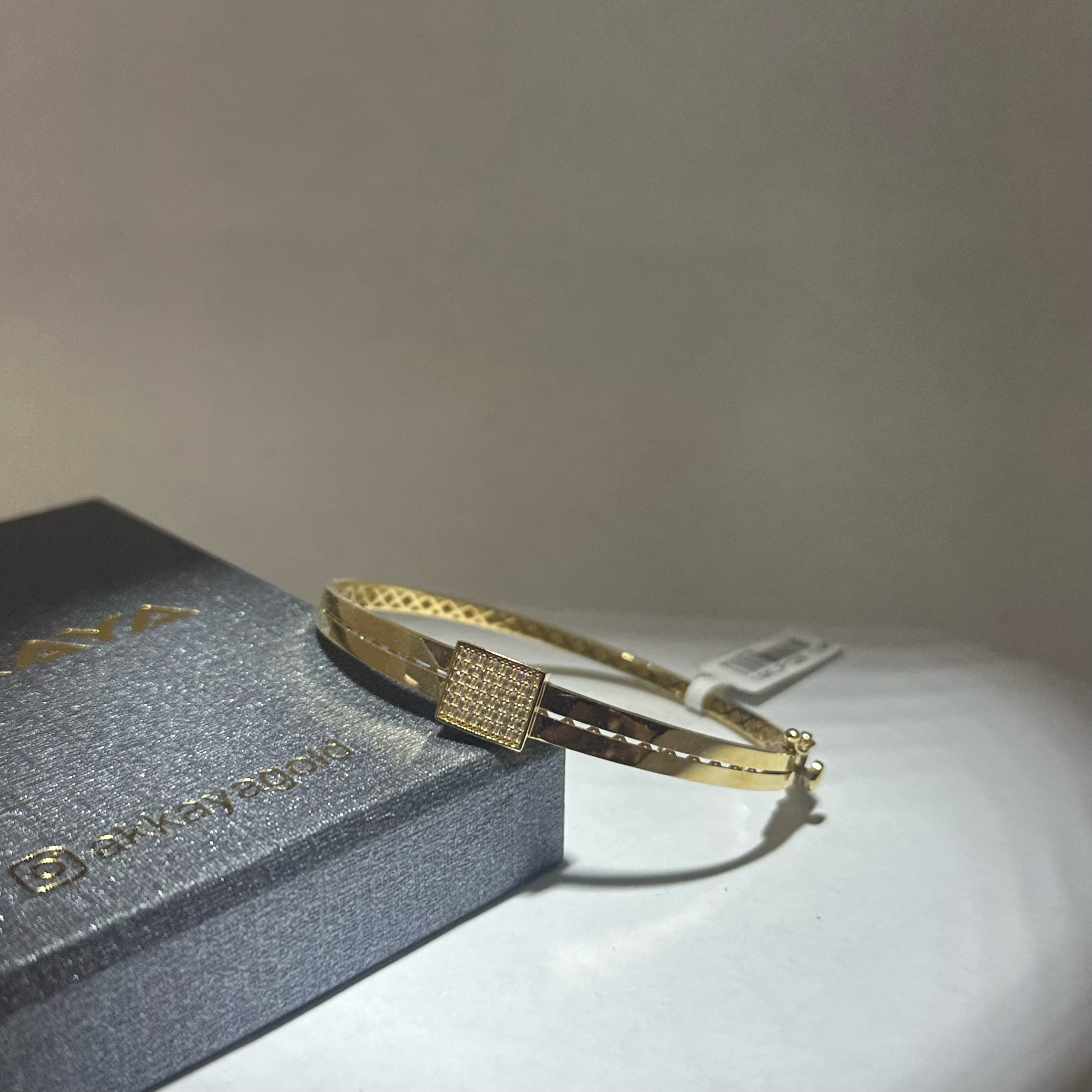 Vega – 14 Ayar Altın Kare Taşlı Bilezik