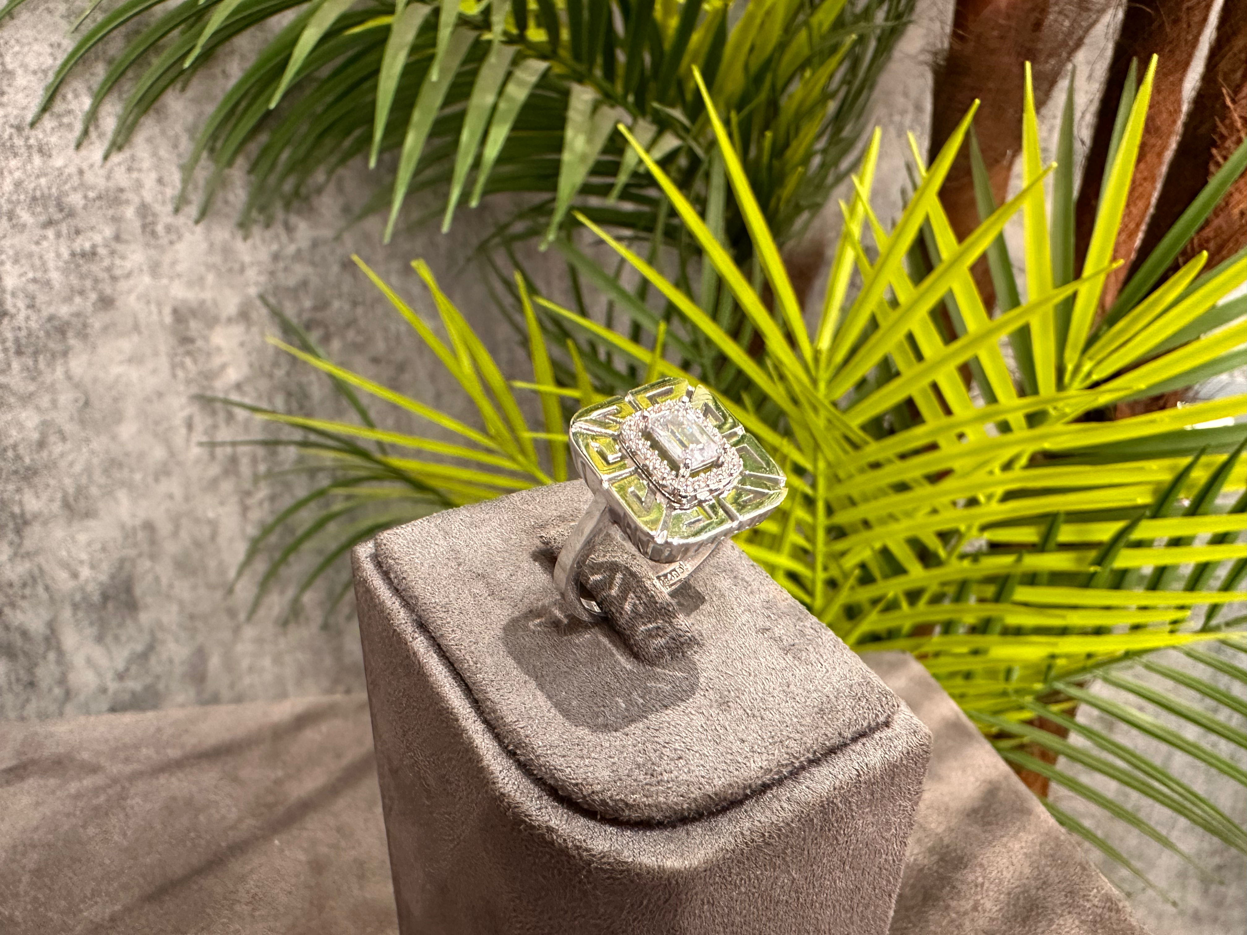 Regina Specchio – 14 Ayar Baget ve Ayna Kesim Taşlı Beyaz Altın Yüzük