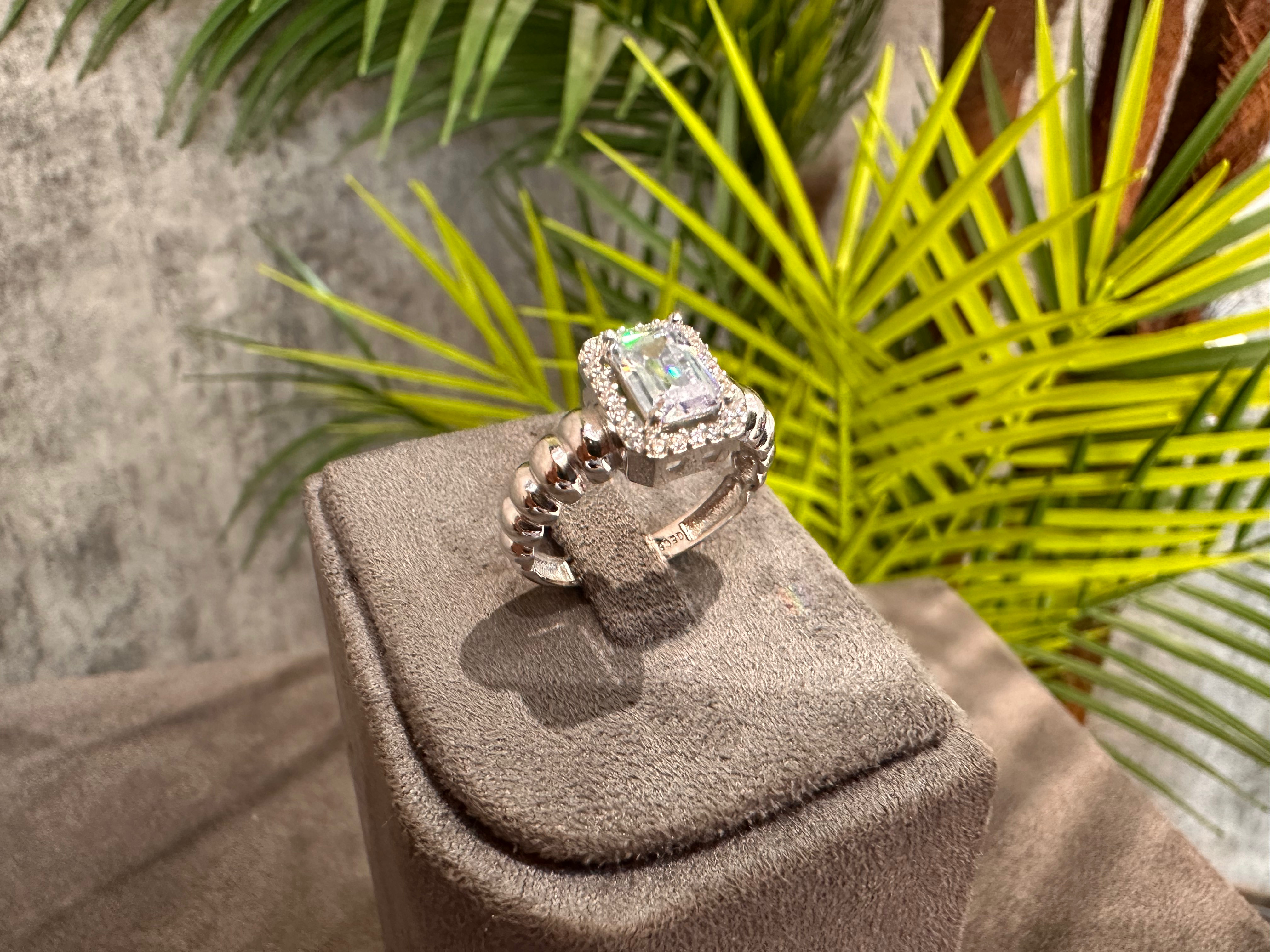 Echo Forte – 14 Ayar Baget Taşlı Beyaz Altın Yüzük