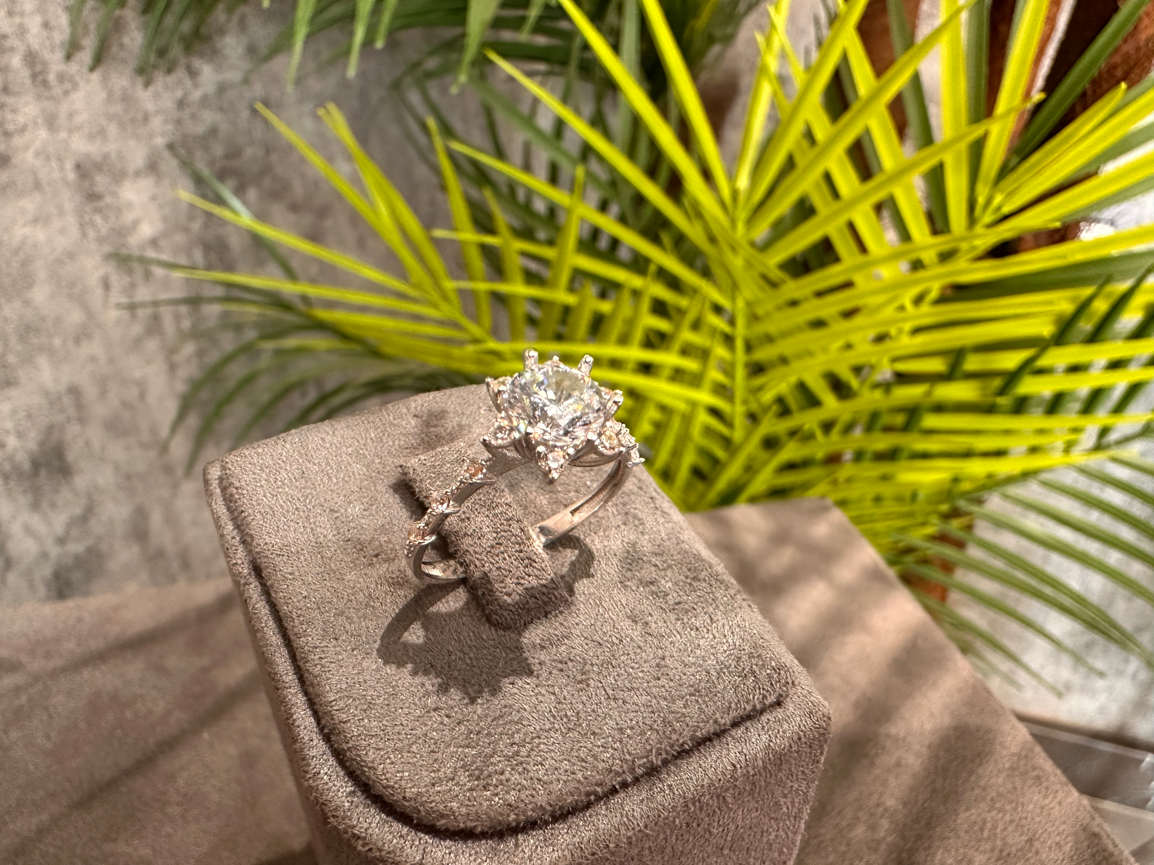 Luce Fiore – 14 Ayar Çiçek Formlu Tektaş Beyaz Altın Yüzük