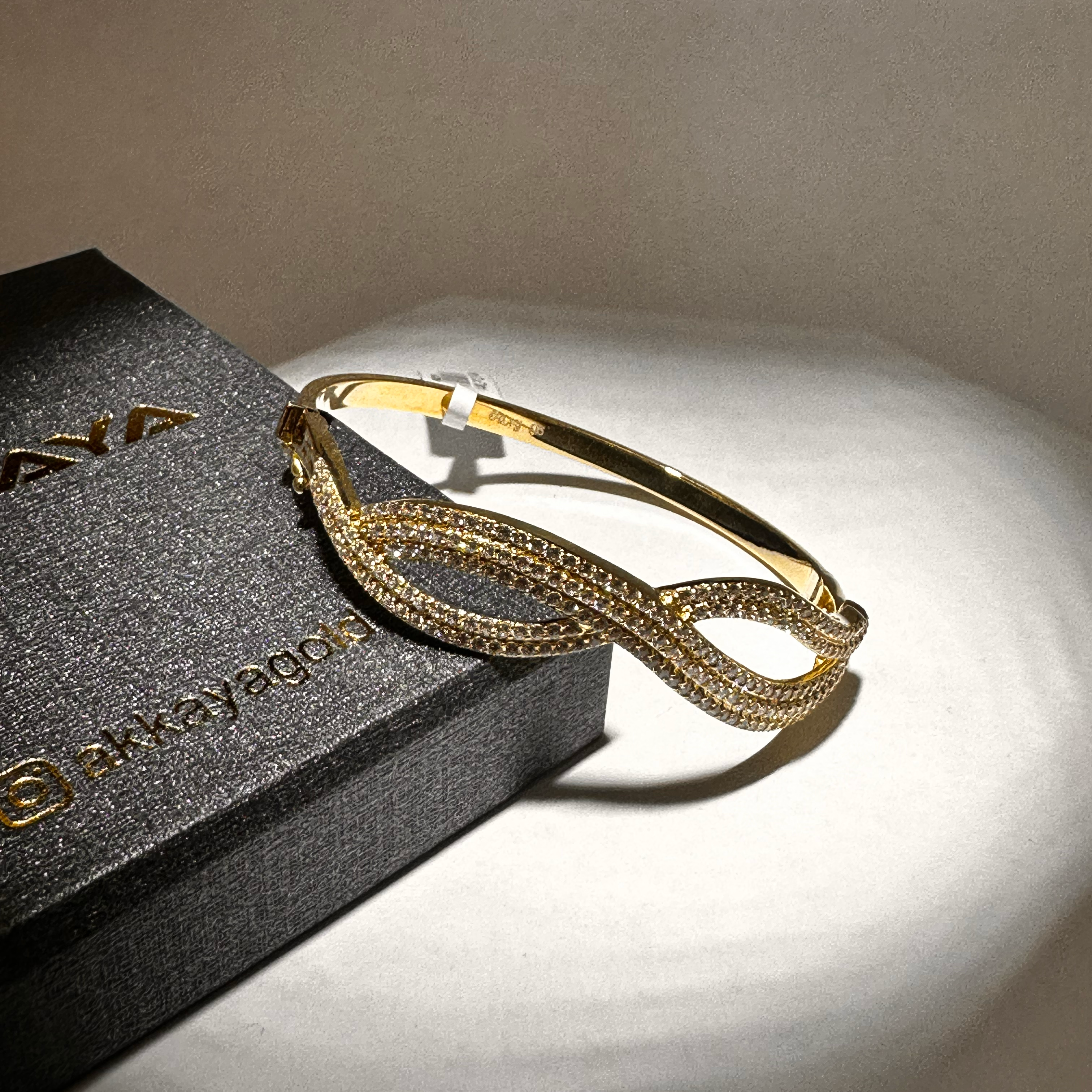 Infinity – 14 Ayar Altın Sonsuz Formlu Taşlı Bilezik