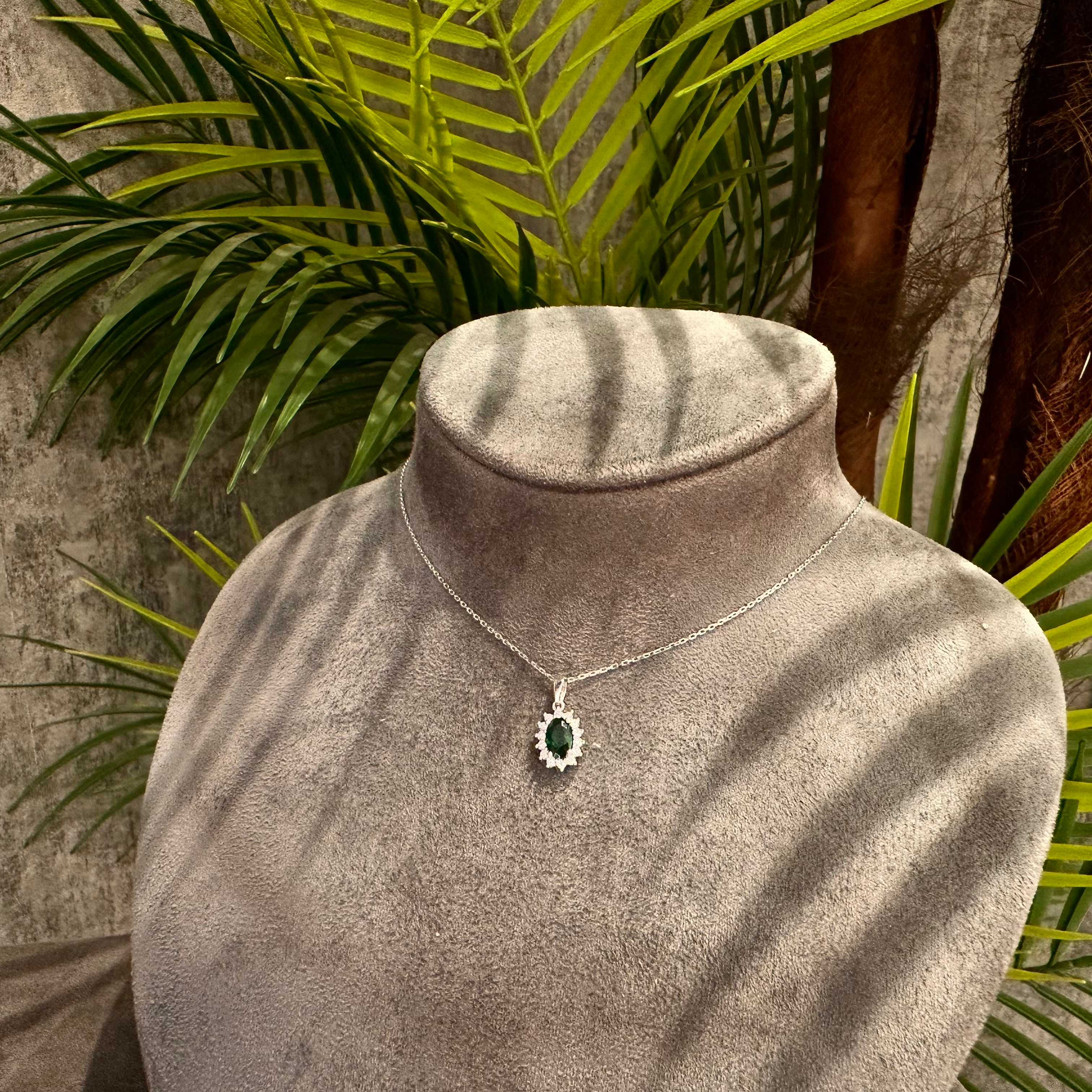 14 Ayar Beyaz Altın Taşlı Çiçek Formlu Kolye