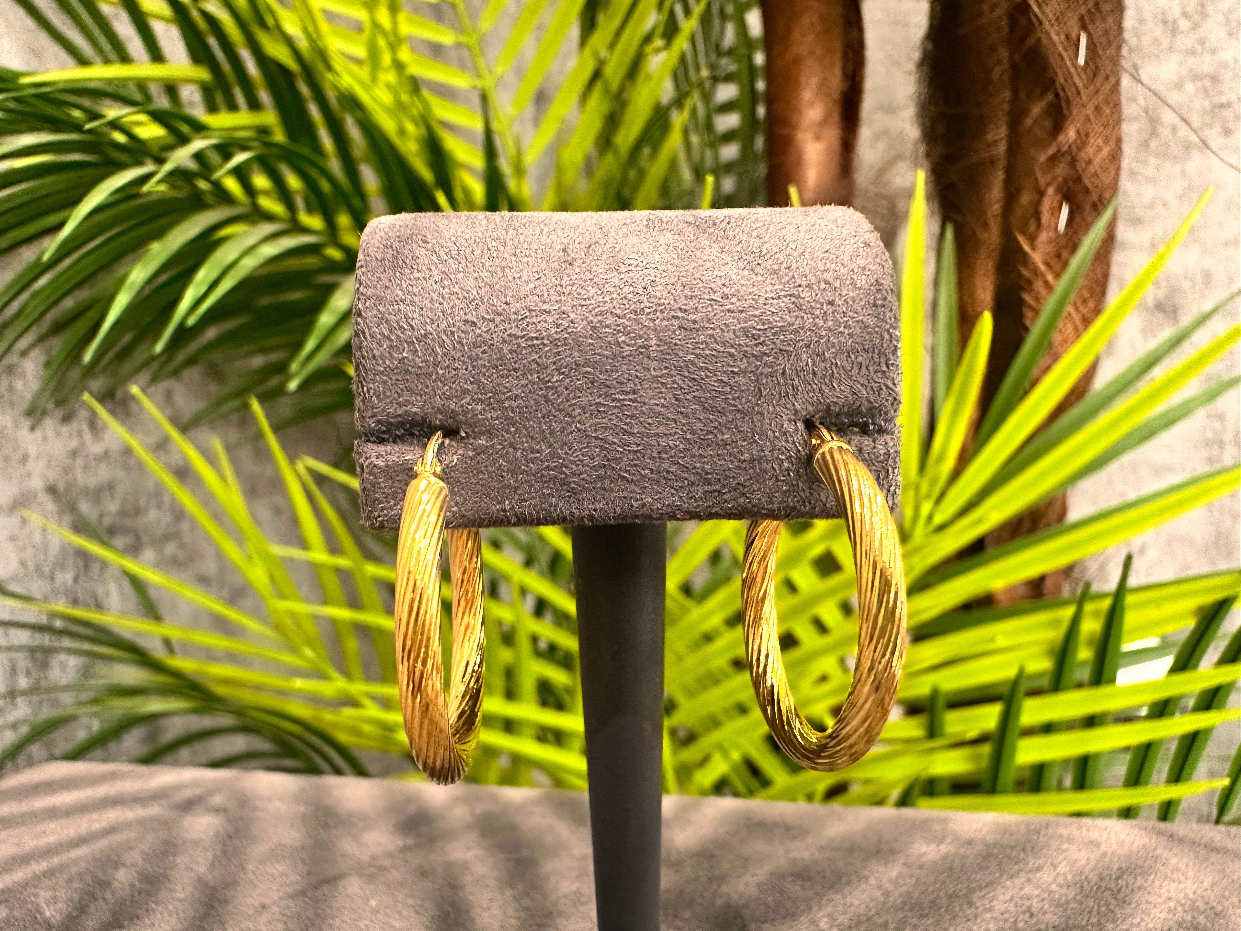 Luna Twist – 14 Ayar Burgu Dokulu Altın Halka Küpe (Görünür Kilit)