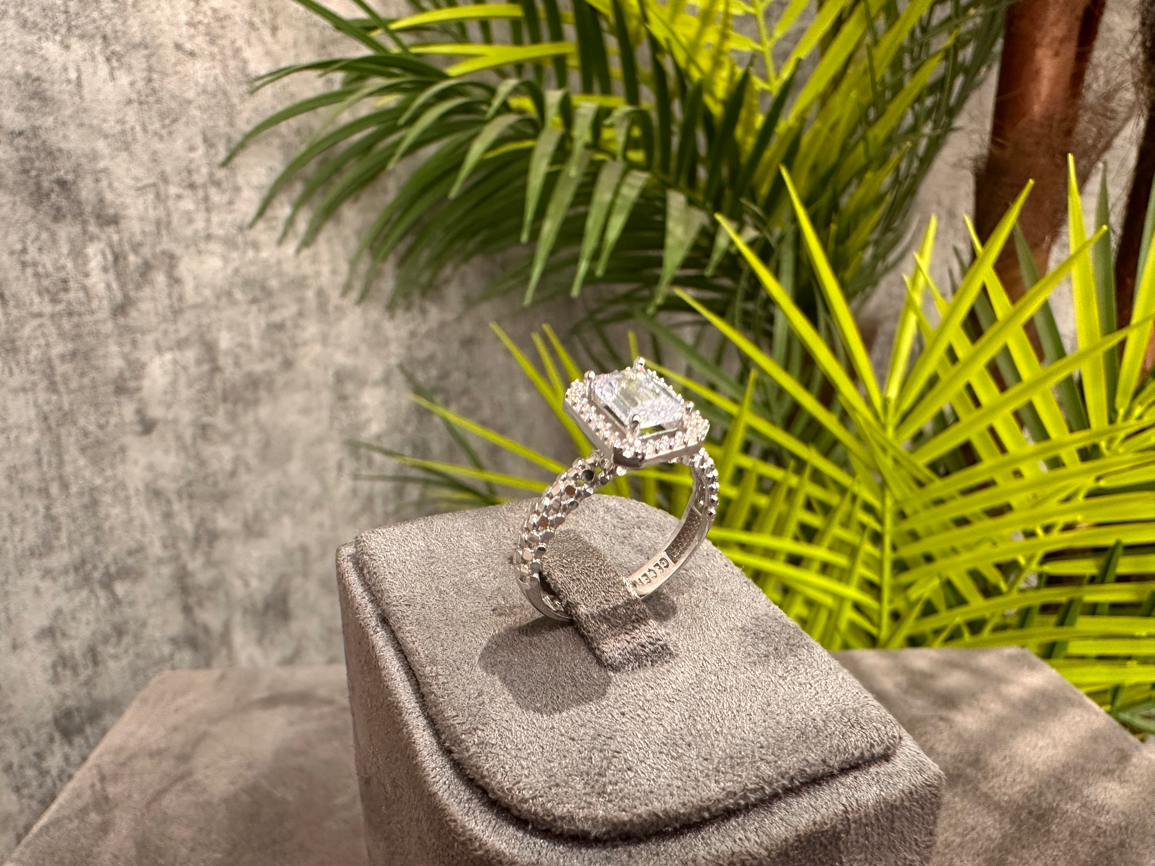 Andromeda – 14 Ayar Beyaz Altın Zümrüt Kesim Işıltılı Yüzük