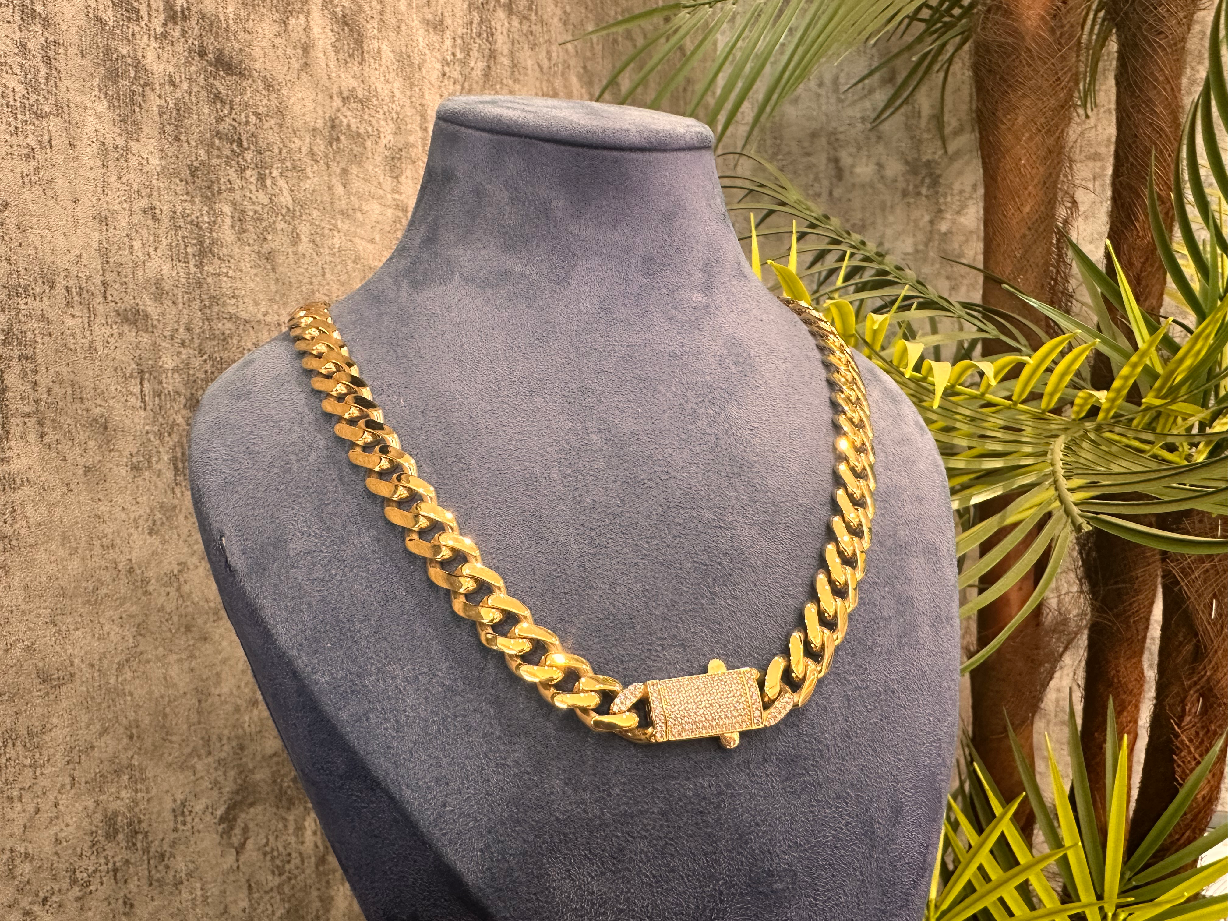 Curb Lux – Taş Detaylı Kalın Kıvrımlı Altın Kaplama Zincir Kolye