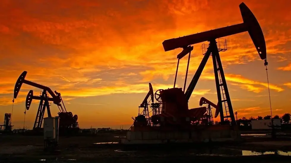 Fitch Ratings Hürmüz Boğazı uyarısıyla petrol piyasalarını sarstı; 6 aylık kapanma senaryosunda varil başına 120 dolar öngörüldü. Fotoğraf: Ekonomim.com