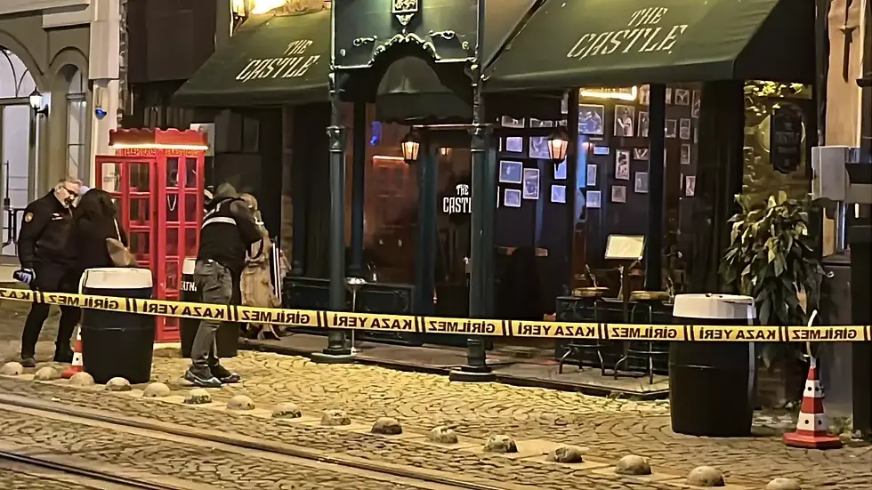 İzmit'te eğlence mekanına düzenlenen silahlı saldırıda 2 kişi hayatını kaybetti, 3 kişi yaralandı. Polis soruşturmayı sürdürüyor. Fotoğraf: DHA