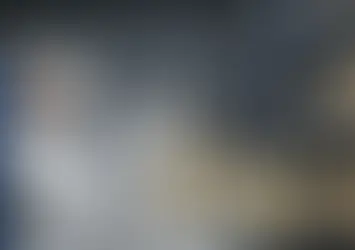 Depo ortamında çalışan robotlar ve otomasyon sistemleri, yapay zekânın iş dünyasında yaratacağı dönüşümü simgeliyor.