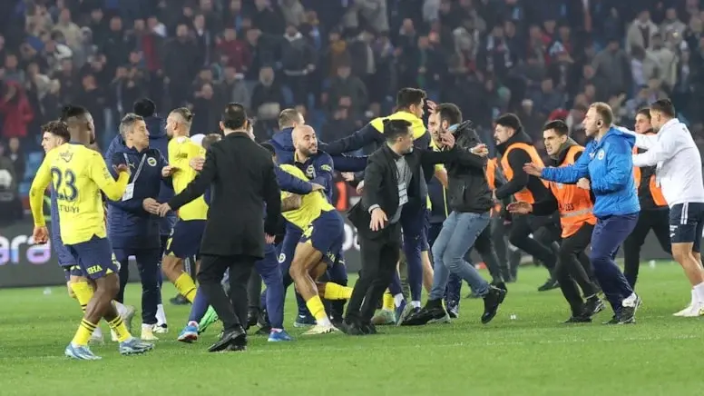 Trabzonspor-Fenerbahçe maçı sonrası yaşanan saha olayları mahkemede sonuçlandı; 3 futbolcu para cezası, 3 taraftar saha yasağı aldı. Fotoğraf: Depophotos