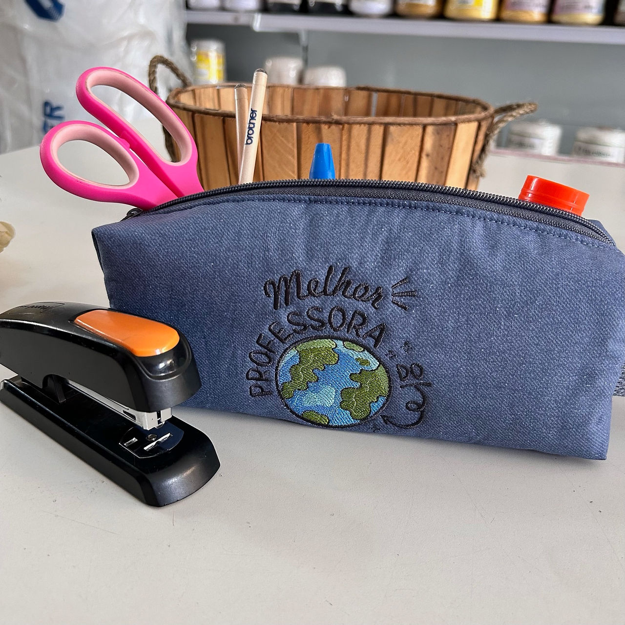 Necessaire bordada professora