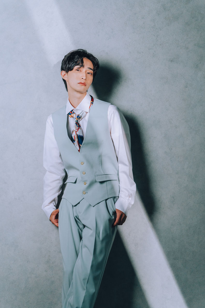 ライトブルーのスーツセットアップ