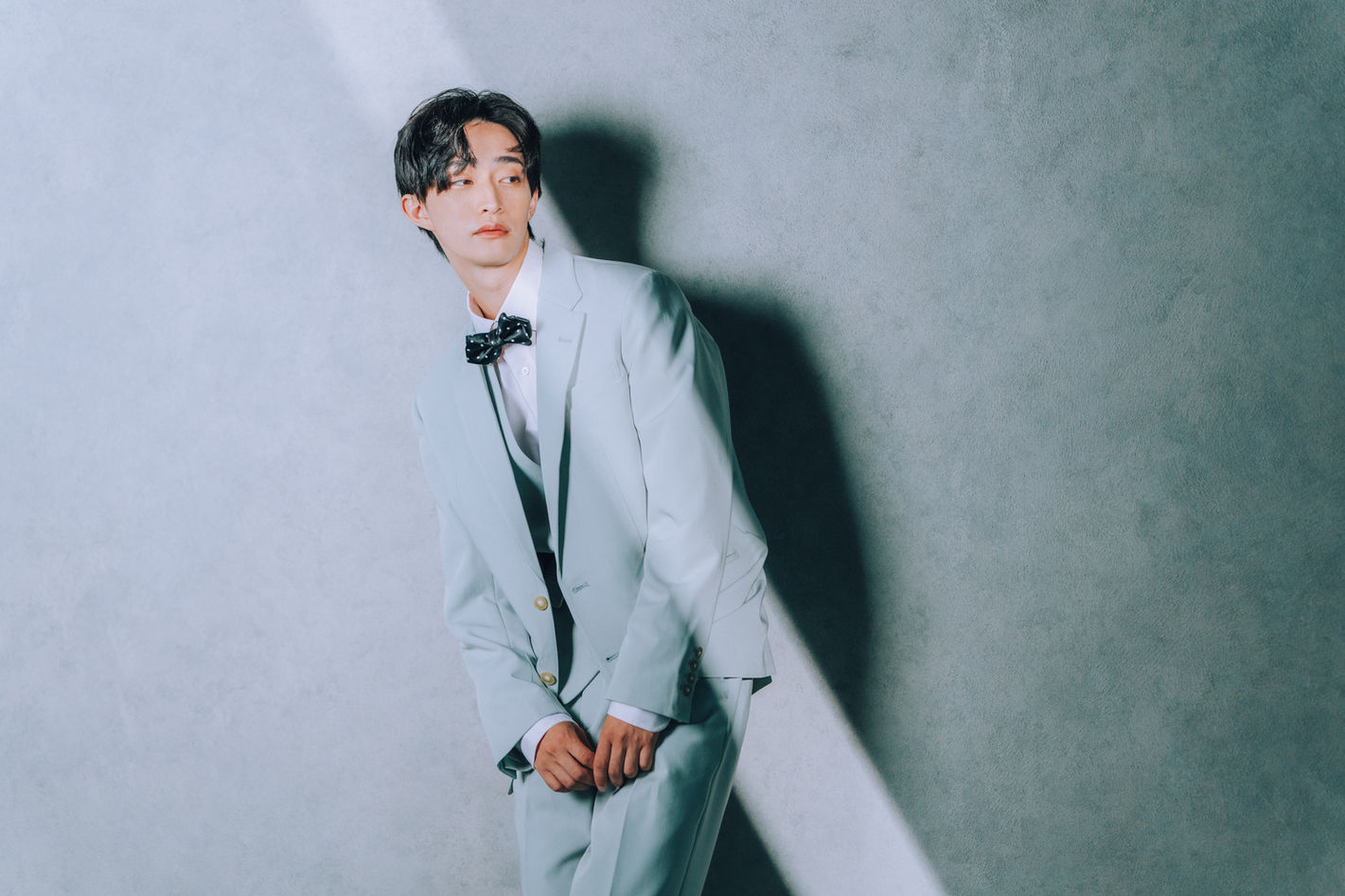 ライトブルーのスーツセットアップ