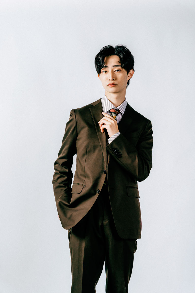 チャコールのスーツセットアップ