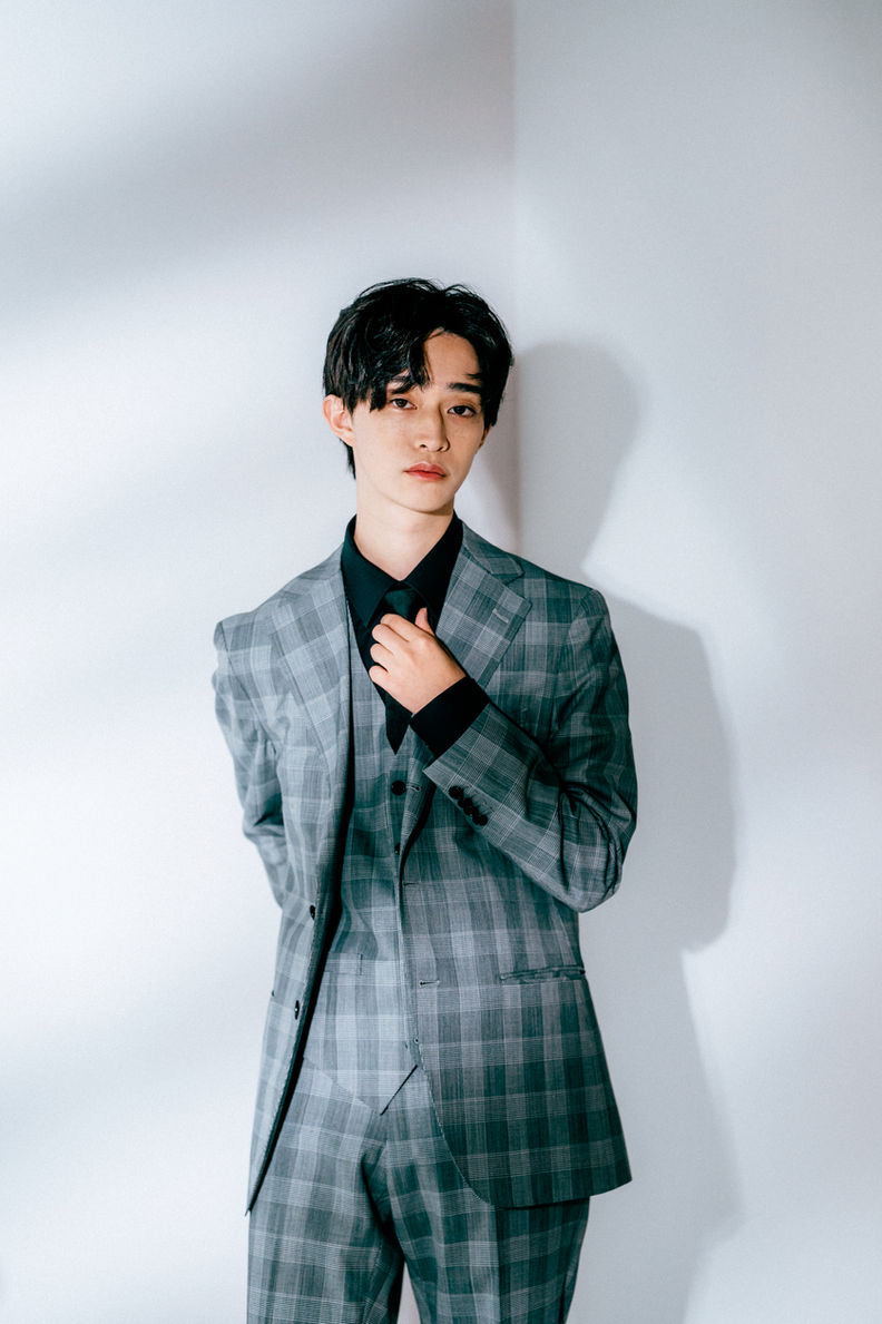 グレースーツのコーデ