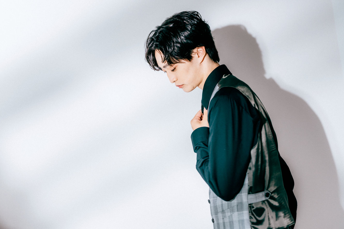 グレースーツのコーデ