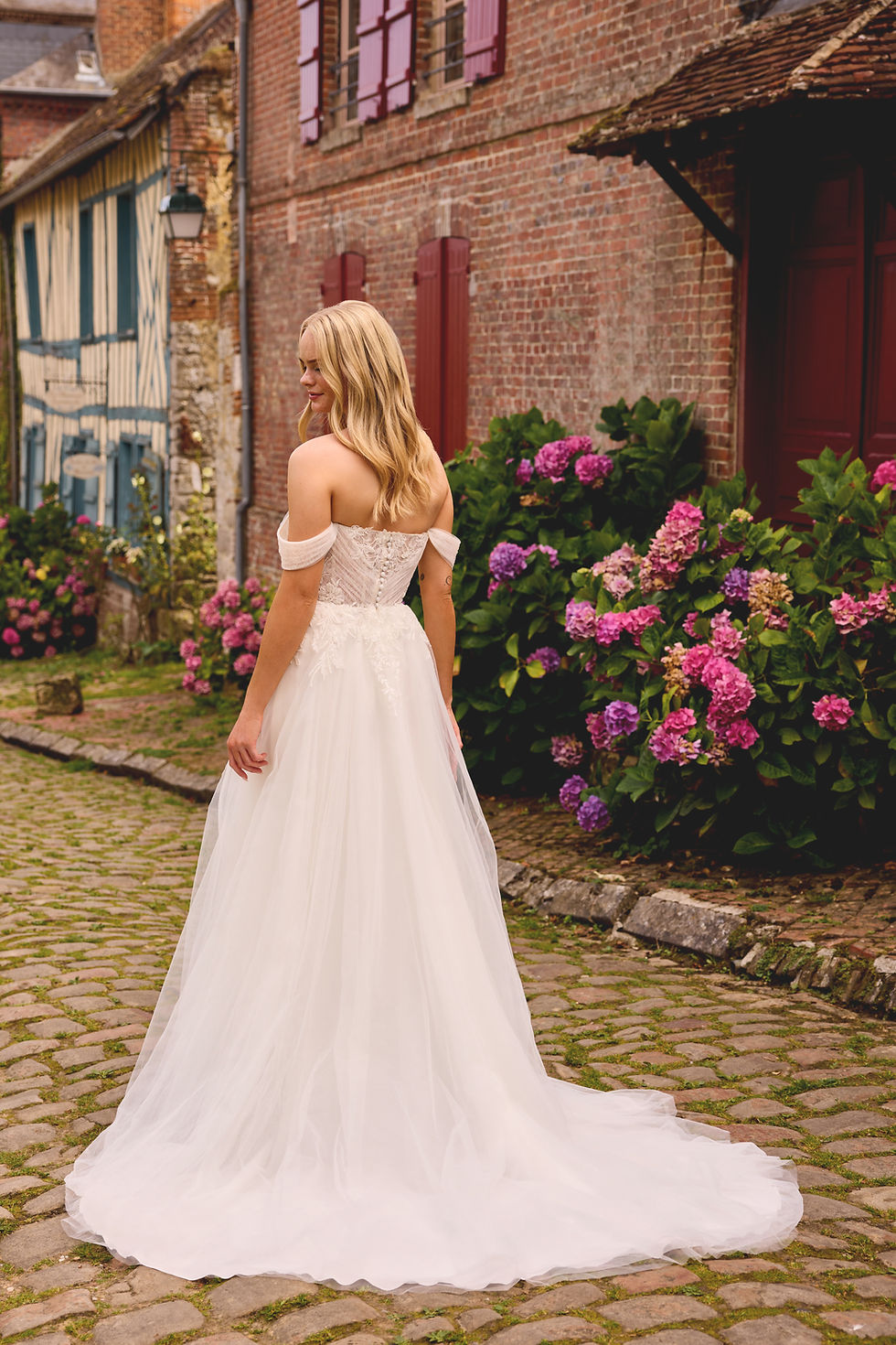 Bride in off-shoulder tulle wedding gown