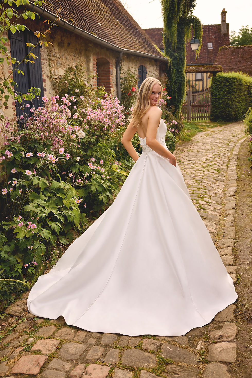 Bride in satin wedding dress, Veil & Bloom