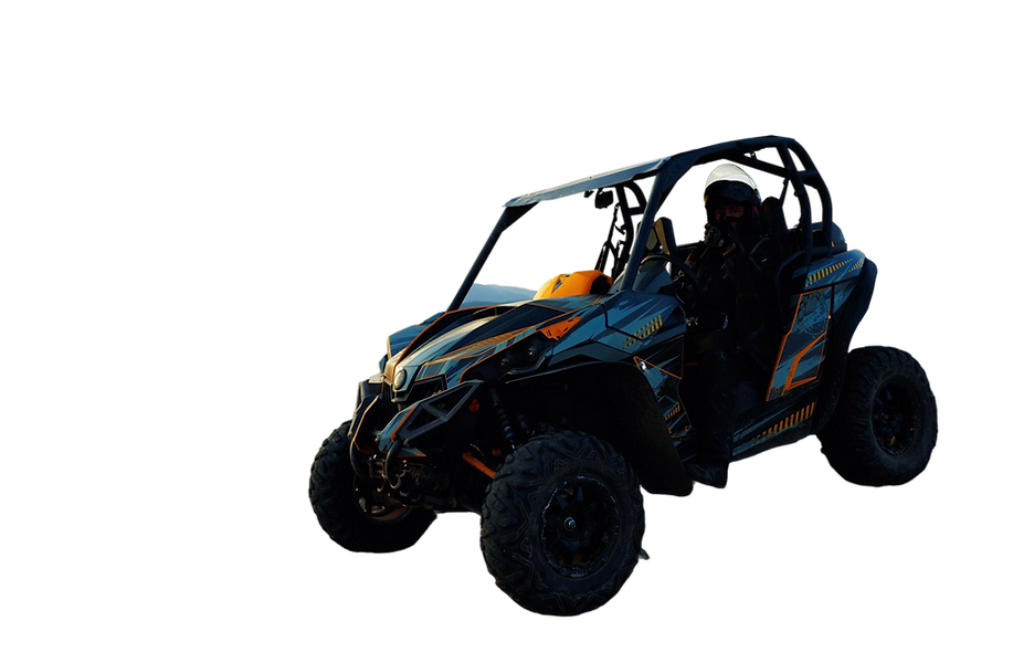 uomo-con-casco-seduto-su-una-moto-quad-in-montagna (1).png
