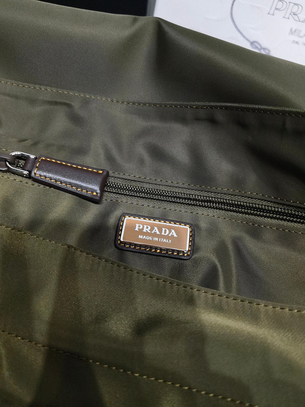 Thumbnail: 프*다 라지 리나일론 스웨이드 숄더 백