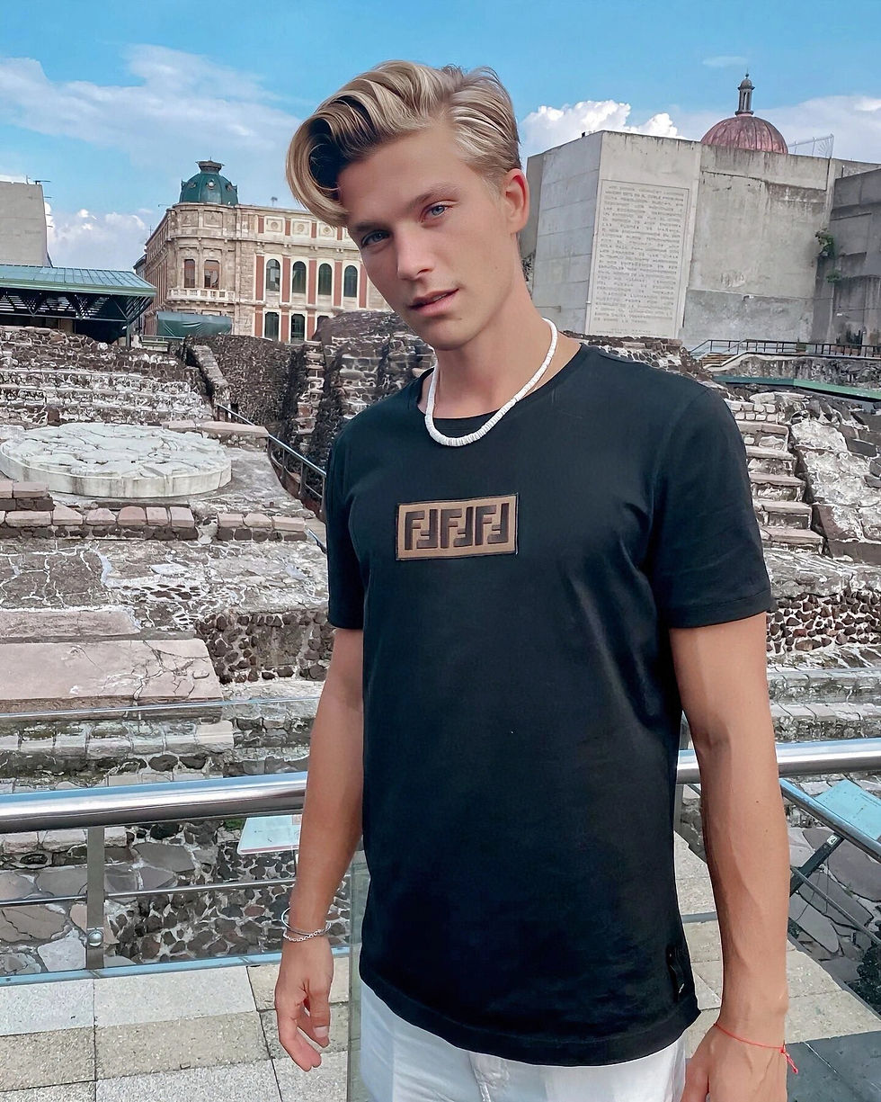 펜* 로고 티셔츠