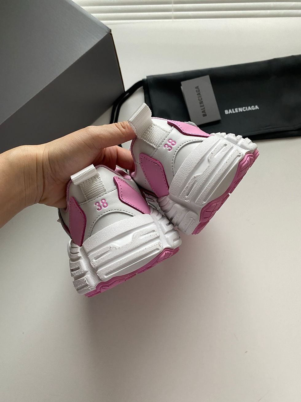 Thumbnail: 발*시아가 먼데이 스니커즈