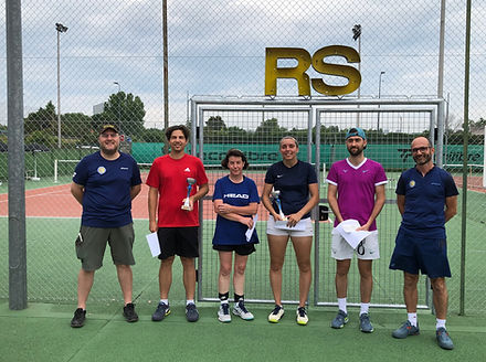 remise des prix du tournoi OPEN du Rhône sportif. les joueurs et joueuses avec leurs trophées.