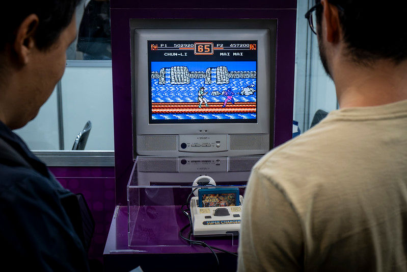 Duas pessoas jogando videogame retro