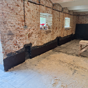 Aplikace bitumenové stěrky AquaStop Bitumen 2K