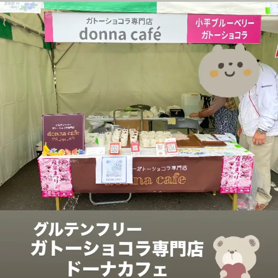 グルメコンテストの会場にて、当日はお店の大家さんたちも手伝ってくれて大助かりでした。