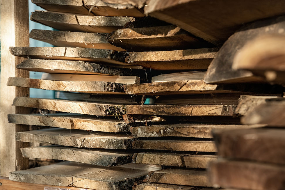 Plateaux de bois qui a l'aspect sont certainement secs de sève.