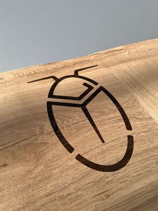 Houten eiken plank met het gelaserde logo erop, Yuri's Houtwerk