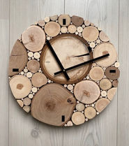 Ronde wandklok van hergebruikt hout