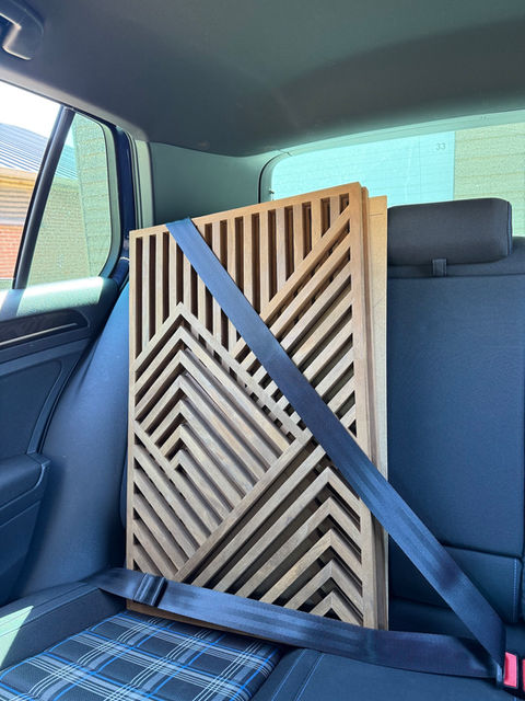 Het grafisch wandpaneel in de auto met de gordel om