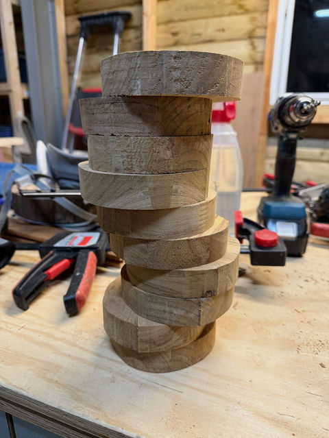 Houten schijven op elkaar gestapeld, vaas van tafelhout, creatieve constructie op tafel, Yuri's Houtwerk.