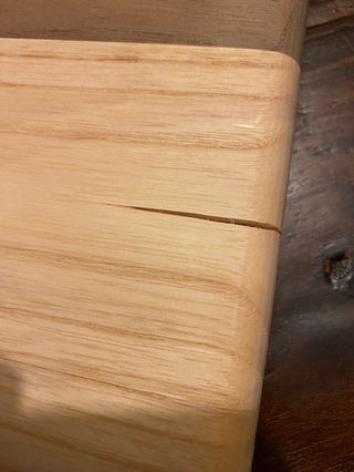 De kier in de snijplank opgevuld met epoxylijm