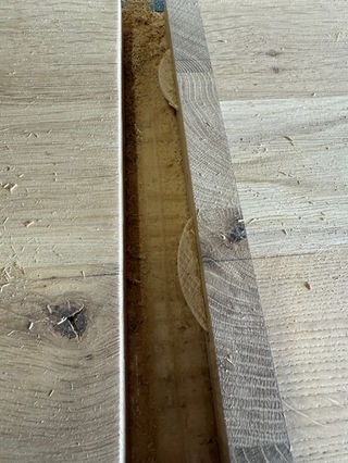 Houten plank detail, close-up view of the joinery and wood grain patterns.