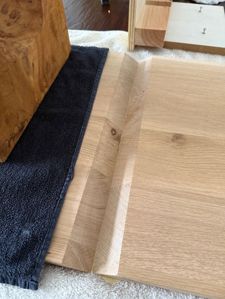 Houten plank en meubelstukken met Houten bovenkant TV meubel op een tafel Yuri's Houtwerk