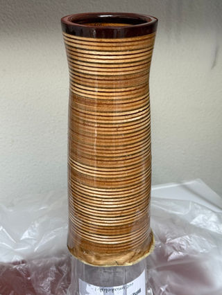 Hoge bruine vaas met horizontale strepen