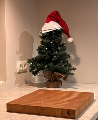 Eiken snijplank van formaat ligt op het aanrecht klaar voor gebruik. Yuri's Houtwerk