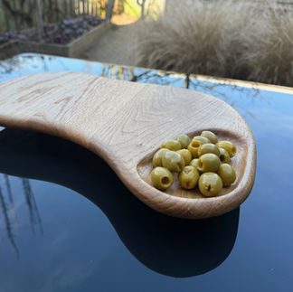 Houten borrelplank met olijven, Borrelplank eiken met een kuiltje, Yuri's Houtwerk.