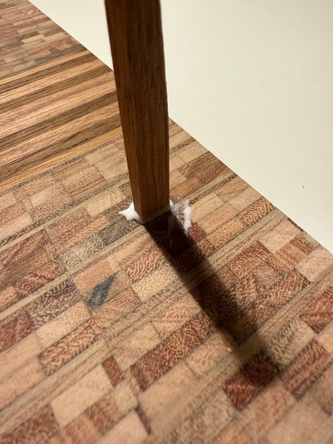 Een gat dat gevuld wordt met een ander stuk hout