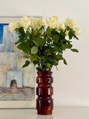 Houten vaas met witte rozen