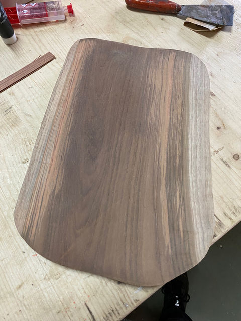 Houten snijplank op tafel, met gereedschap en Snijplank restauratie Yuri's Houtwerk.